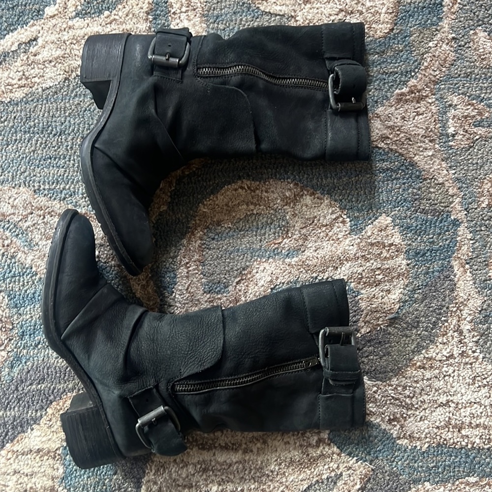 EUC Vera Wang Lavander Buckle Boot size 6